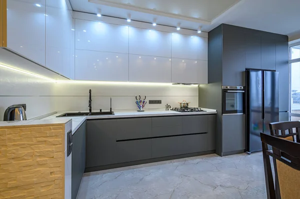 Luxo branco e cinza escuro interior da cozinha moderna — Fotografia de Stock