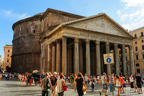 Ancient pantheon exterior daytime with crowded square in Rome, Italy — Stock Photo, Image