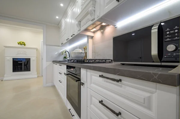 Moderno luxuoso interior da cozinha branca — Fotografia de Stock