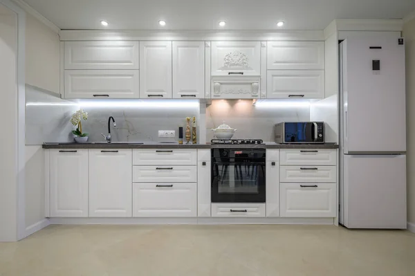 Modern luxurious white kitchen interior — Stock Photo, Image