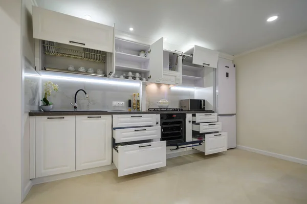 Moderno luxuoso interior da cozinha branca — Fotografia de Stock