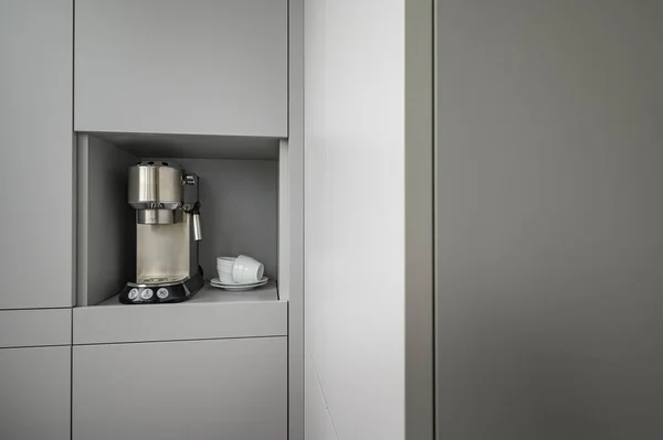 Canto da cozinha cinza moderno com máquina de café expresso — Fotografia de Stock