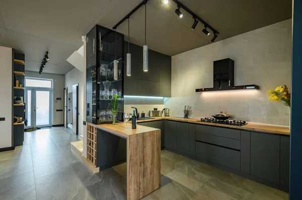 Moderno y lujoso apartamento estudio con mesa de comedor — Foto de Stock