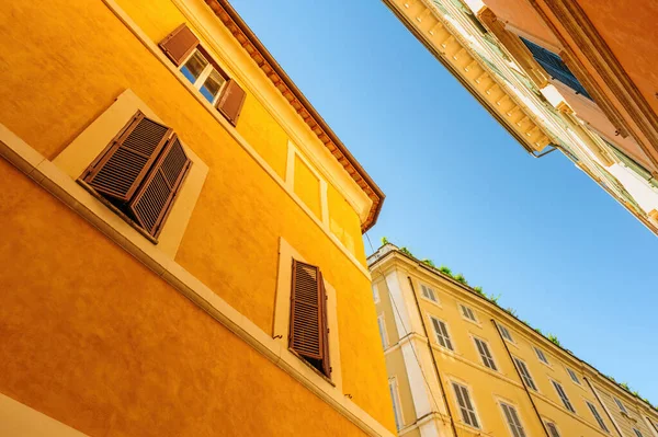 Strade strette con vecchi edifici residenziali mediavali a Roma — Foto Stock