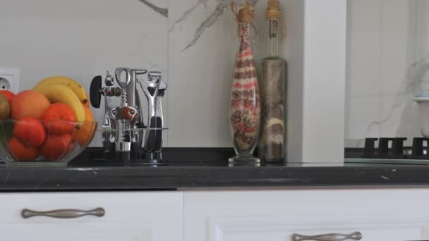 Moderne klassieke witte keuken interieur closeup panorama — Stockvideo