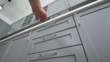 Moden Klasik Gri Mutfak 'ın çekmecesini açıp kapatıyorum.