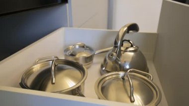 Modern klasik mutfak mobilyalarında mutfak gereçleri ile birlikte açık çekmece