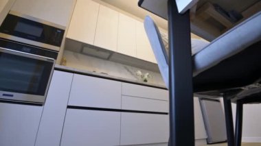 Yemek masası olan beyaz moden klasik mutfak.