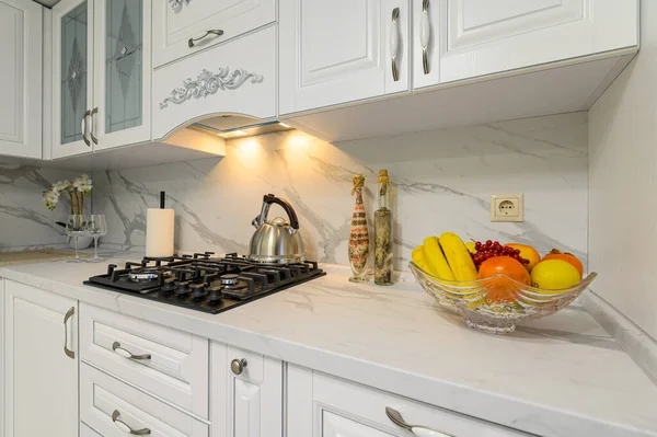 Witte moderne keuken in klassieke stijl — Stockfoto