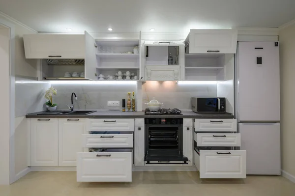 Современный роскошный белый интерьер кухни — стоковое фото