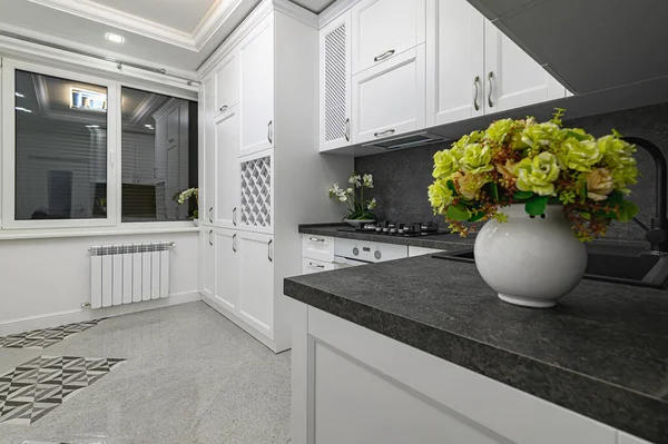 Luxus jól megtervezett modern fekete-fehér konyha — Stock Fotó