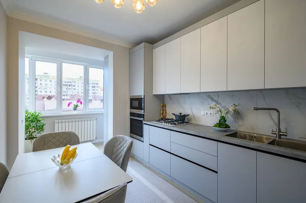 Moderno cinza e branco interior da cozinha — Fotografia de Stock