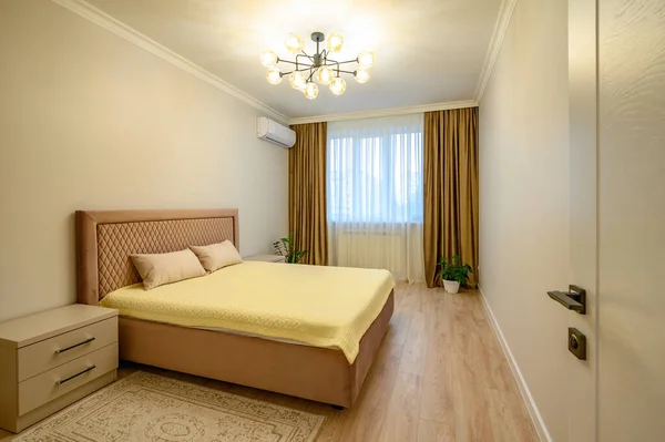 Interior de dormitorio moderno beige y marrón con cama doble —  Fotos de Stock