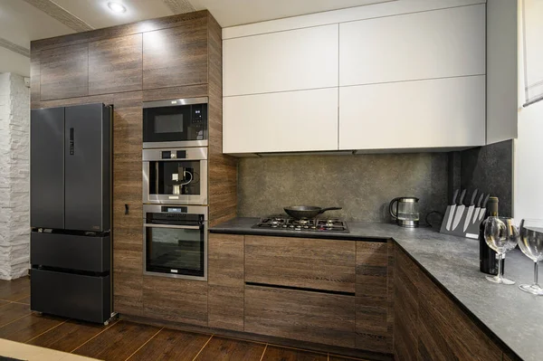 Современные роскошные большие темно-коричневые, светлые и черные кухонные детали — стоковое фото