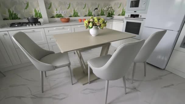 Branco moden cozinha clássica com mesa de jantar — Vídeo de Stock
