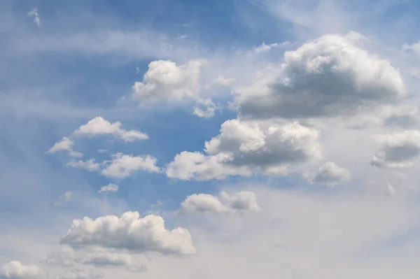 Μπλε φόντο του ουρανού με σύννεφα — Φωτογραφία Αρχείου