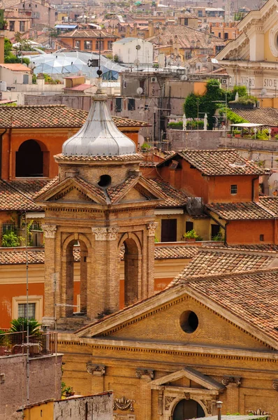 Vista detallada de los tejados de Roma con basílicos y monumentos católicos, Italia —  Fotos de Stock