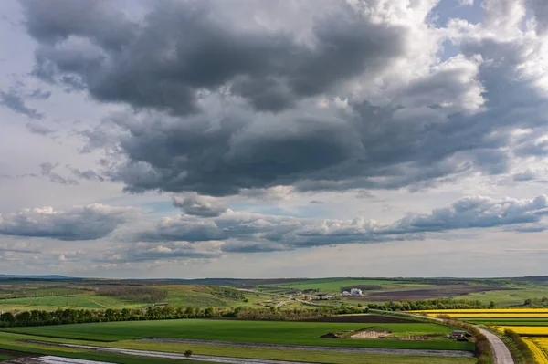 Nubes nubladas sobre campo de violación agrícola, disparo aéreo —  Fotos de Stock