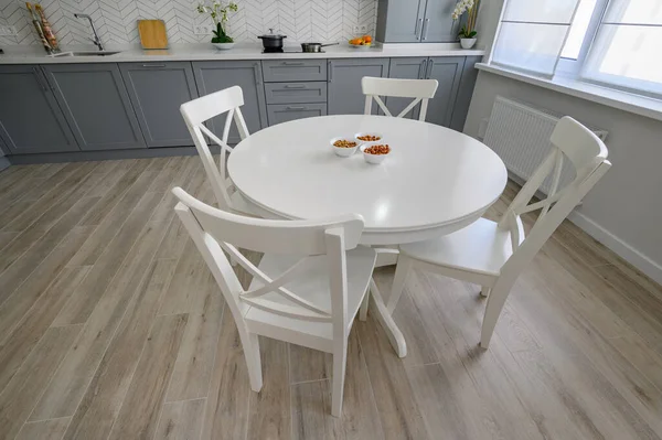 Biały okrągły stół i krzesła dla czterech osób — Zdjęcie stockowe