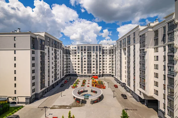 Typický zbrusu nový bytový dům v Kišiněvě, Moldavsko — Stock fotografie
