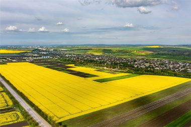 Tarımsal tecavüz alanının üstündeki bulutlar, havadan çekim