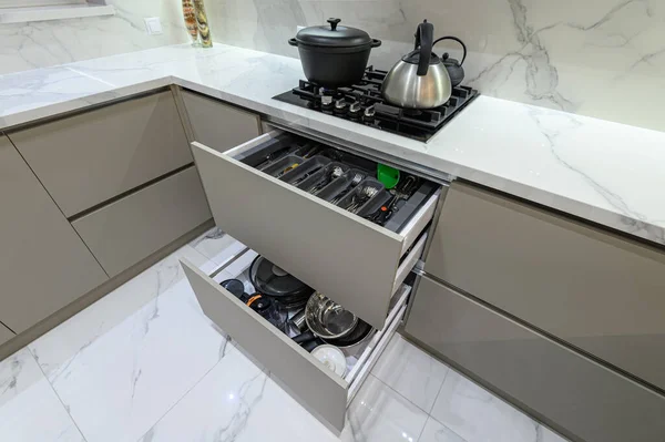 Відкритий ящик з столовими приборами на сучасній білій дерев'яній кухні в класичному стилі — стокове фото