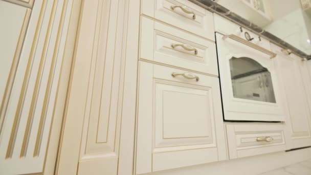 Trendy beige moden klassiek keukenmeubilair, lage hoek schot — Stockvideo