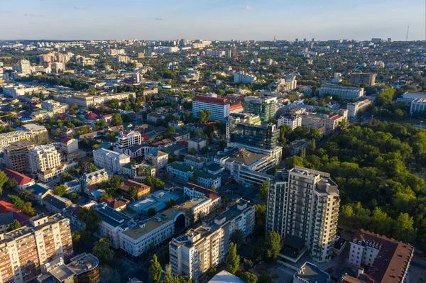 Повітряний вид над центром Чісінау, столиці Молдови, на заході сонця. — стокове фото
