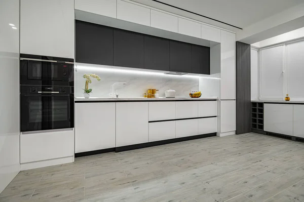 Lujo blanco y negro moderna cocina de mármol — Foto de Stock