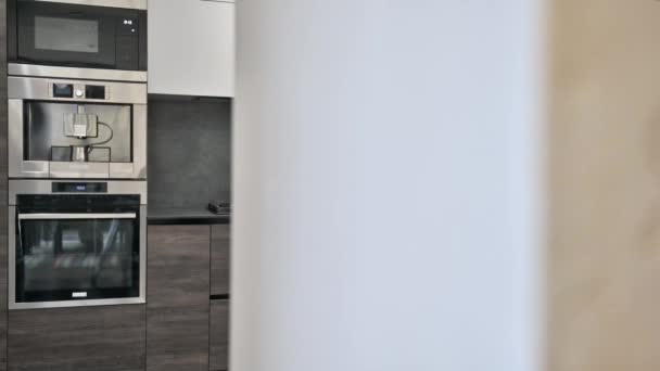 Moderne luxuriöse dunkelbraune, graue und schwarze Küchendetails — Stockvideo