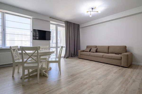 Comedor o sala de estar con mesa redonda blanca y sofá — Foto de Stock