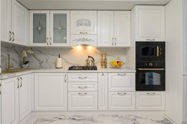 Beyaz mutfak klasik tarzda, ön manzara