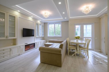 Stüdyo dairede modern büyük lüks mutfak ve yemek odası