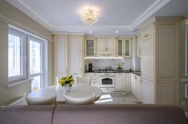 Stüdyo dairede modern büyük lüks mutfak ve yemek odası