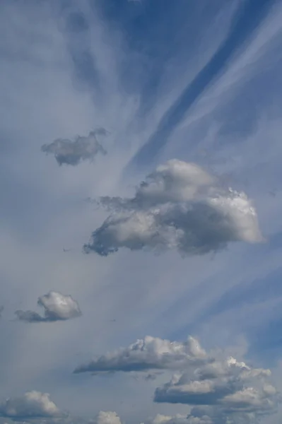 Cielo azul con muchas nubes — Foto de Stock