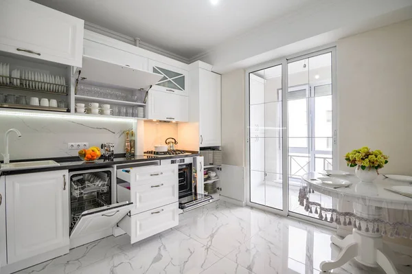 Luxus fehér modern konyha belső, fiókok kihúzva, mosogatógépek ajtó nyitva — Stock Fotó