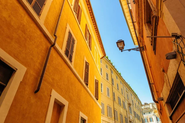 Calles estrechas con antiguos edificios residenciales mediavales en Roma, Italia —  Fotos de Stock