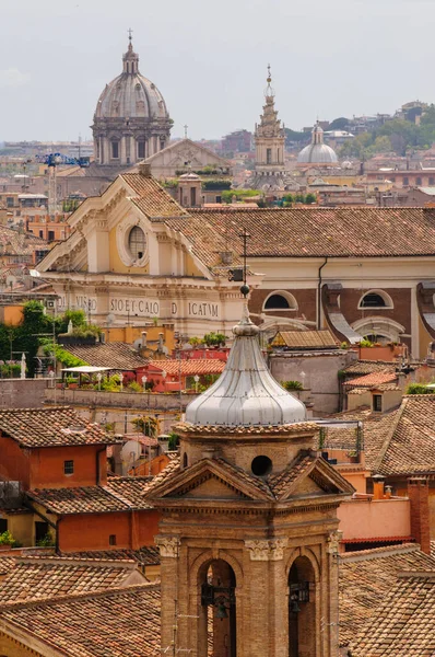Panoramisch uitzicht op de daken van Rome met katholieke basilieken en monumenten, Italië — Stockfoto