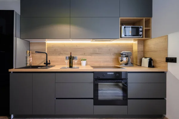 Luxo moderno cozinha cinza escuro — Fotografia de Stock