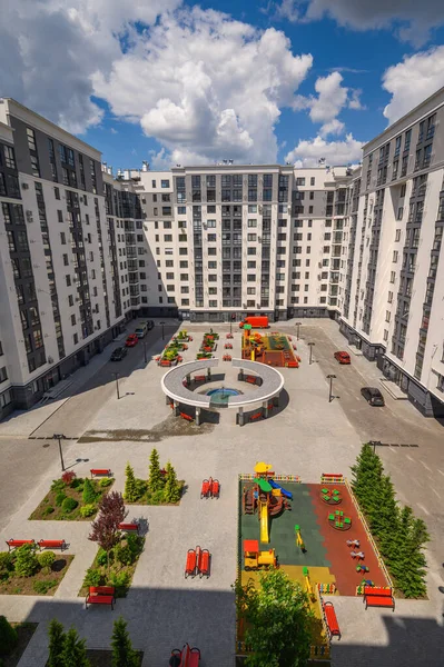 Typický zbrusu nový bytový dům v Kišiněvě, Moldavsko — Stock fotografie