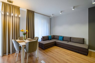 Modern büyük lüks, koyu gri stidio mutfak. Yemek odası da var.