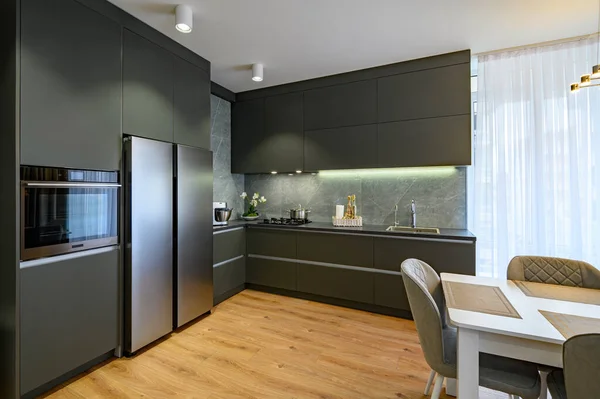 Moderna gran lujo cocina gris oscuro — Foto de Stock