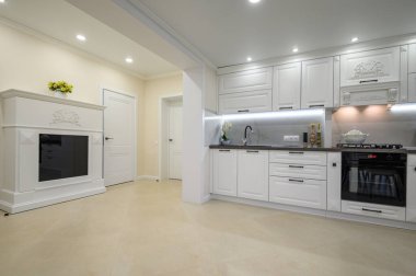 Modern lüks beyaz mutfak iç mimarisi.