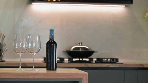 Modern fényűző sötét szürke konyha borosüveggel és poharakkal a konyhapulton — Stock videók