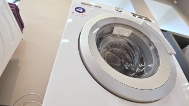 Ev aletleri deposunda sıra sıra çamaşır makineleri — Stok video
