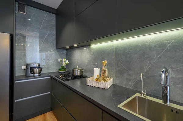Moderno gran lujo gris oscuro cocina primer plano — Foto de Stock