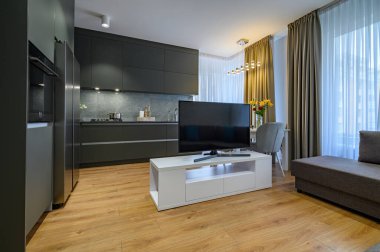 Modern büyük lüks, koyu gri mutfak.