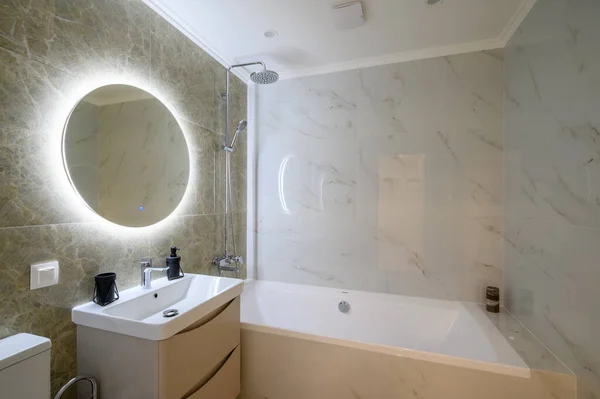 Компактная современная ванная комната из мрамора — стоковое фото