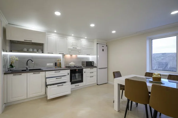 Moderne luxe witte keuken interieur — Stockfoto