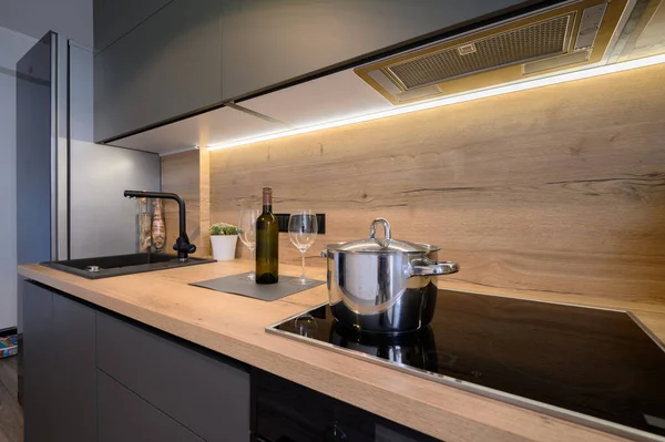 Moderní luxusní tmavě šedá kuchyně — Stock fotografie